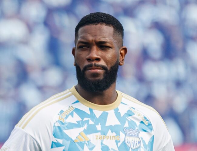 Joao Quiñónez pide disculpas tras expulsión temprana en derrota de Emelec ante El Nacional