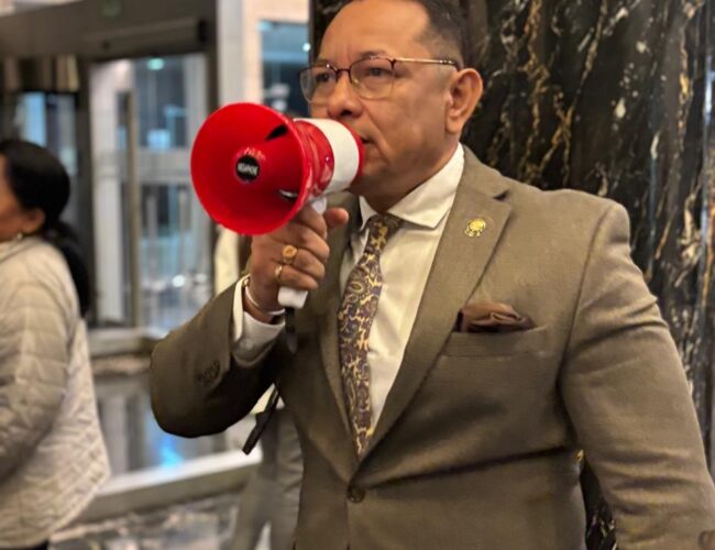 Asambleísta Ronal González será investigado por incidentes con megáfono en el pleno