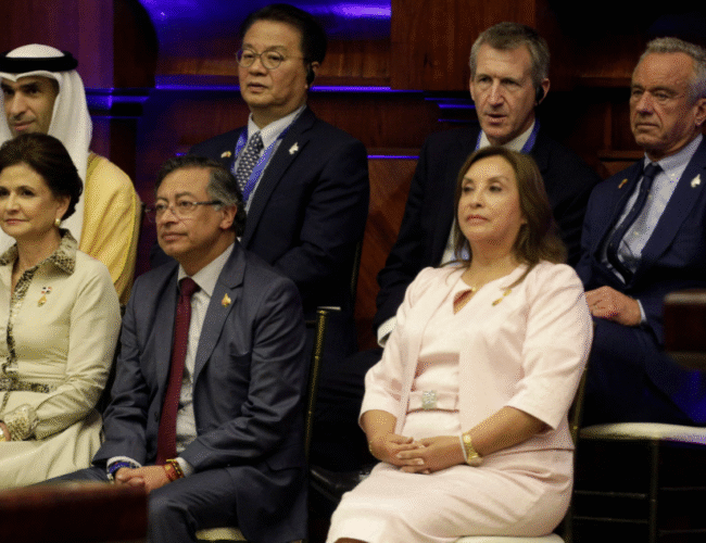 Tensión diplomática: Dina Boluarte evita saludar a Gustavo Petro en la investidura de Daniel Noboa