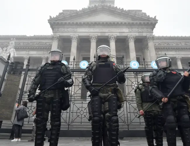 Argentina habilita requisas y detenciones sin orden judicial