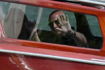 Bezos: amenaza de cocodrilos inflables cambia planes de boda