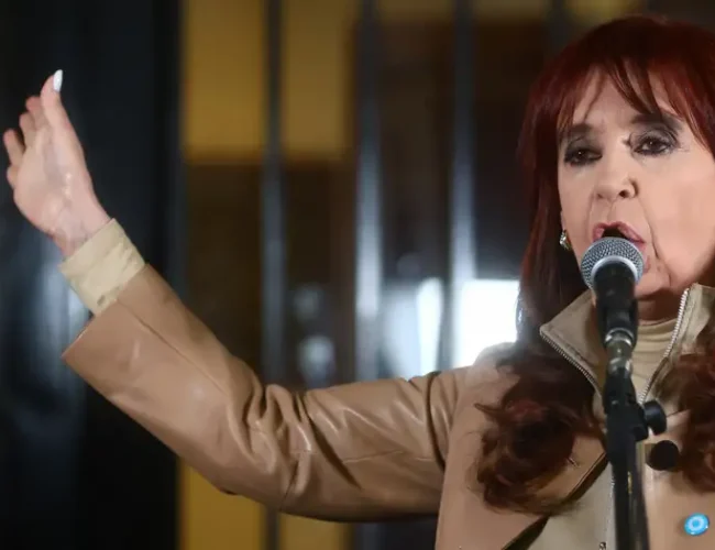 Milei rechaza indultar a Kirchner y crece debate del balcón