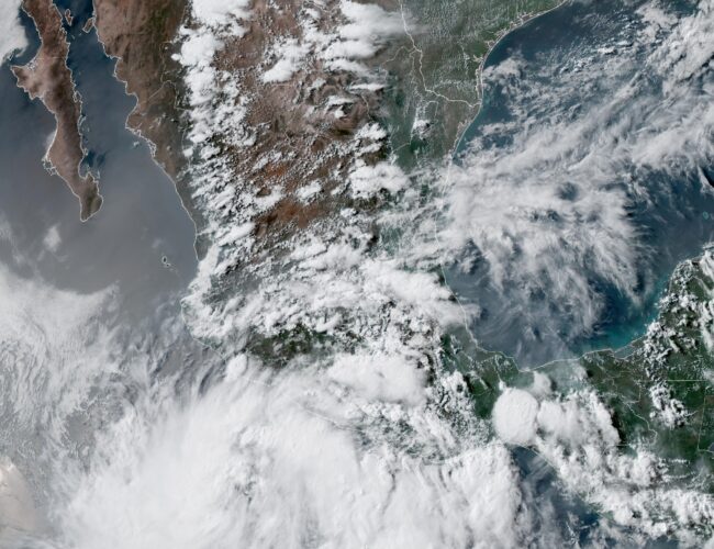 Tormenta tropical Dalila se forma en el Pacífico mexicano y provoca lluvias intensas y oleaje elevado