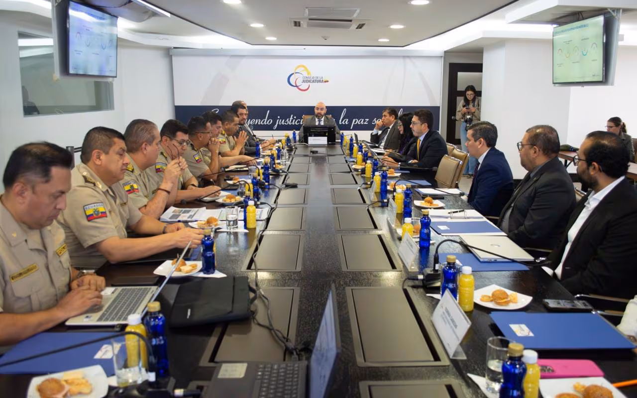 Ministro del Interior exige fin inmediato a arrestos domiciliarios: «Esta ridiculez termina ya»