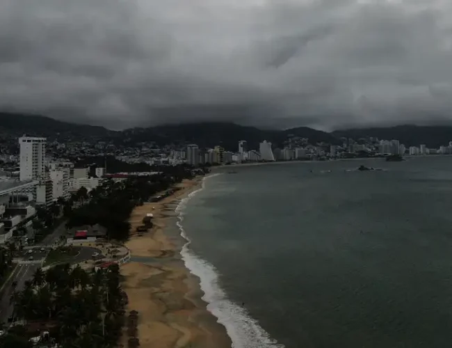 Huracán Erick se debilita en avance por oeste de México