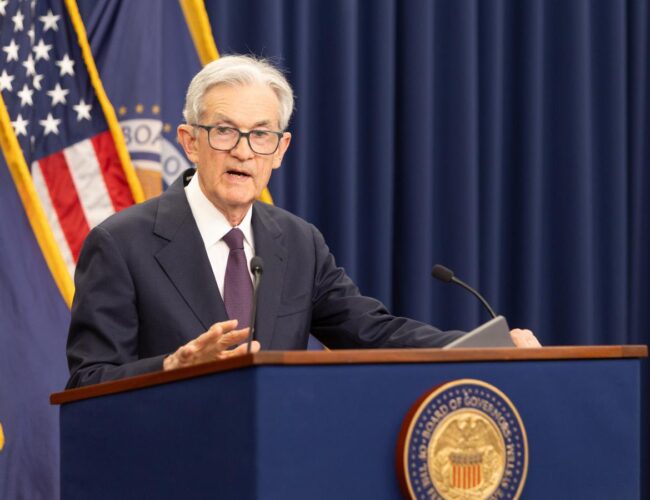 La Fed vuelve a mantener los tipos de interés a la espera de los efectos de los aranceles de Trump