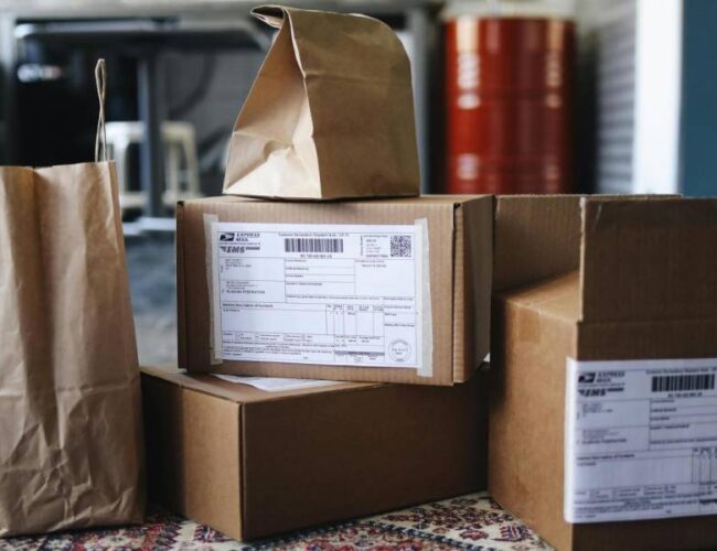 Ecuador aplicará tarifa fija de $20 en envíos por sistema 4×4 para frenar uso comercial no declarado