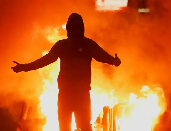 Cuarta noche consecutiva de disturbios antiinmigración en Irlanda del Norte deja 22 policías heridos