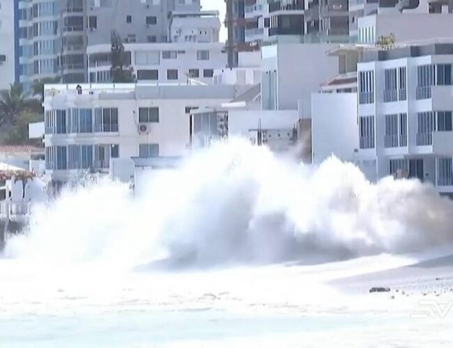 Alerta en playas ecuatorianas: 25 balnearios con bandera roja por oleaje fuerte