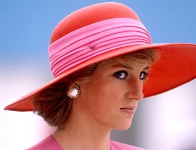 Vestidos de la princesa Diana protagonizan la subasta “más grande” de moda de la difunta integrante de la realeza
