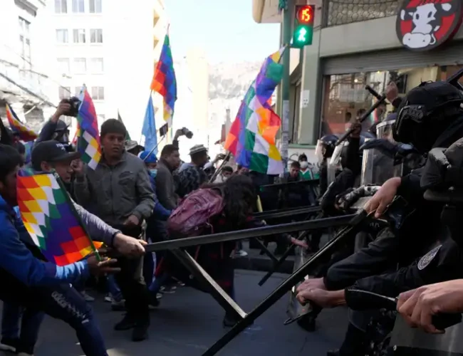 Seguidores de Evo Morales suspenden bloqueos en Bolivia tras violentos enfrentamientos que dejaron seis muertos