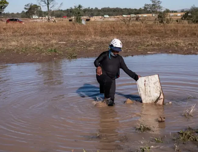 Suben al centenar los muertos por inundaciones en Sudáfrica