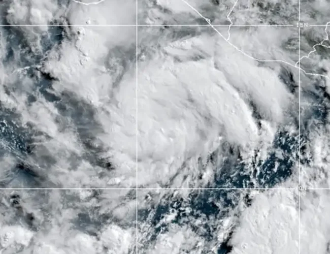 Tormenta Erick se convierte en huracán cerca de México