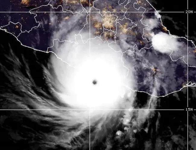 Tormenta tropical Erick se intensifica y se aproxima peligrosamente a las costas del Pacífico mexicano