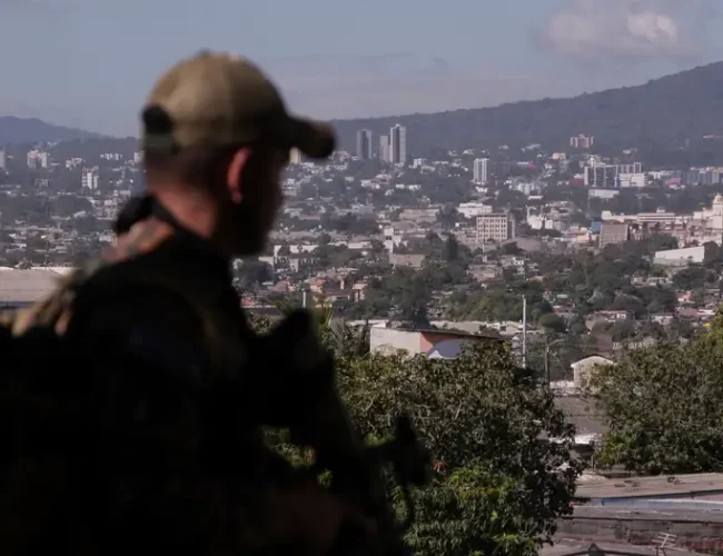 Bukele ordena cerco militar ante retorno de pandilleros