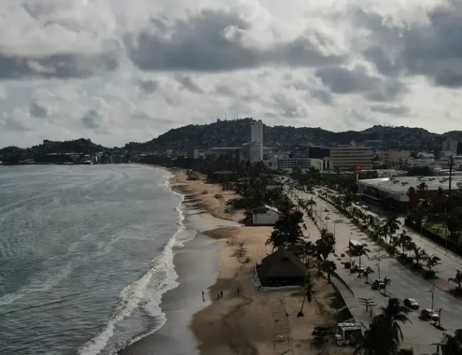 Erick se acerca a costa sur de México como fuerte huracán 4