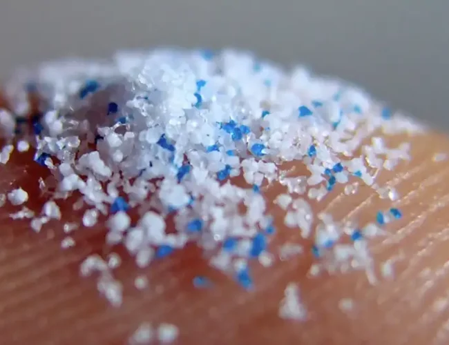 Envases de vidrio captan hasta 50 veces más microplásticos que los de plástico, revela estudio