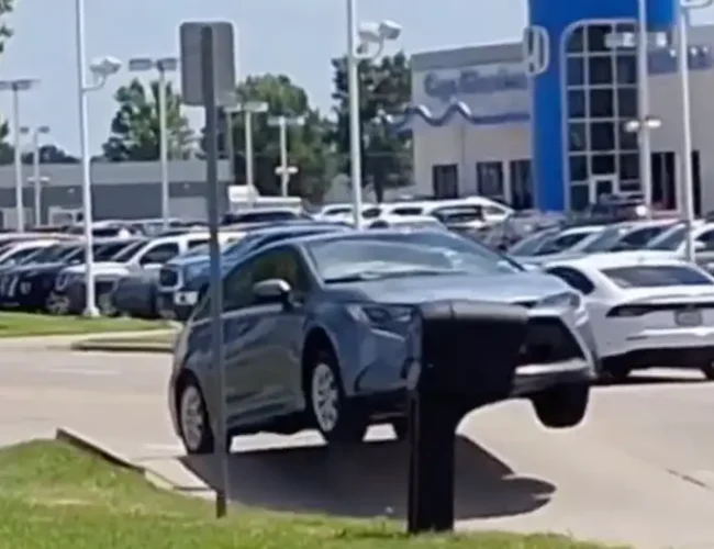 Carretera «explota» por calor extremo y lanza coche al aire en EE.UU.