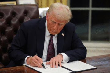 Trump bajo revisión médica: Casa Blanca confirma insuficiencia venosa, pero asegura que está en “excelente salud”