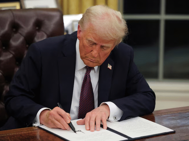 Trump bajo revisión médica: Casa Blanca confirma insuficiencia venosa, pero asegura que está en “excelente salud”