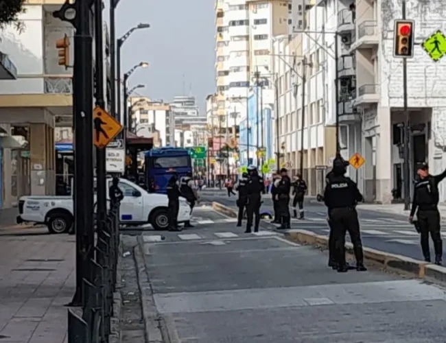 Sicariato en plena Metrovía: asesinato frente a decenas de testigos en el sur de Guayaquil