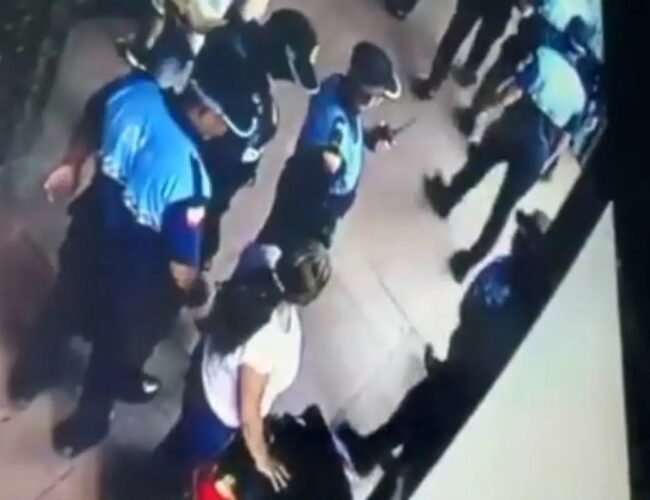 Agentes metropolitanos de Guayaquil fueron despedidos por robar la mercadería de una comerciante