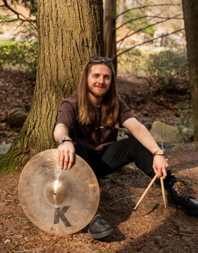 De Quito a Nashville: el baterista ecuatoriano Juan Páez se abre paso en bandas que giran por Estados Unidos