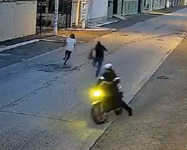 Con machete en mano hombre enfrenta y ahuyenta a dos ladrones en Samanes