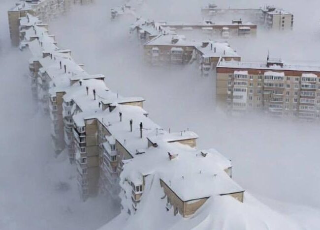 Fallecidos y edificios sepultados en Kamchatka, Rusia, por intensas nevadas