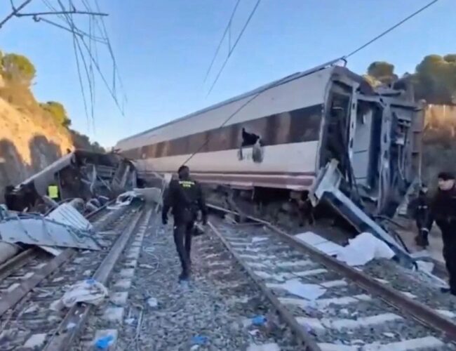 Aumentan a 39 fallecidos por accidente de tren de España