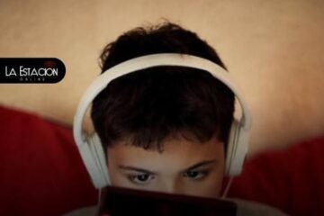 El 48% de los adolescentes en EE.UU. admite no controlar el tiempo frente al celular