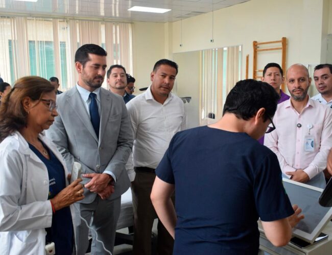 Presidente del IESS inspecciona unidades médicas en Santo Domingo de los Tsáchilas y reactiva tecnología de alta gama