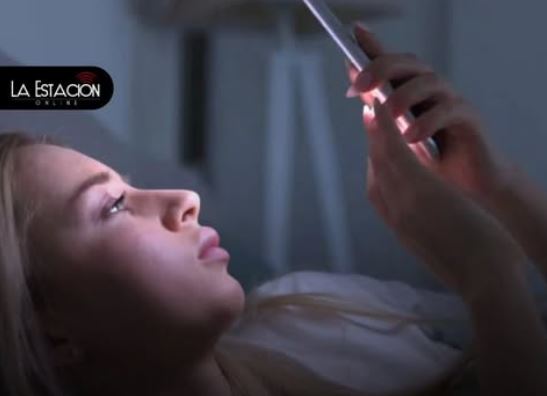 El celular antes de dormir afecta la calidad del sueño, según estudio internacional