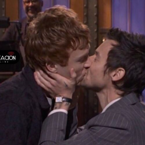 Harry Styles sorprende al besar a Ben Marshall durante el programa ‘Saturday Night Live’