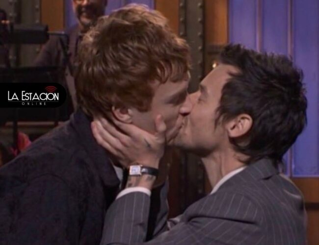 Harry Styles sorprende al besar a Ben Marshall durante el programa ‘Saturday Night Live’