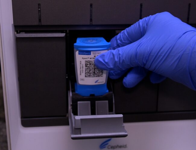 Gobierno del presidente Daniel Noboa invierte USD 13 millones para modernizar servicios de laboratorio del IESS a escala nacional