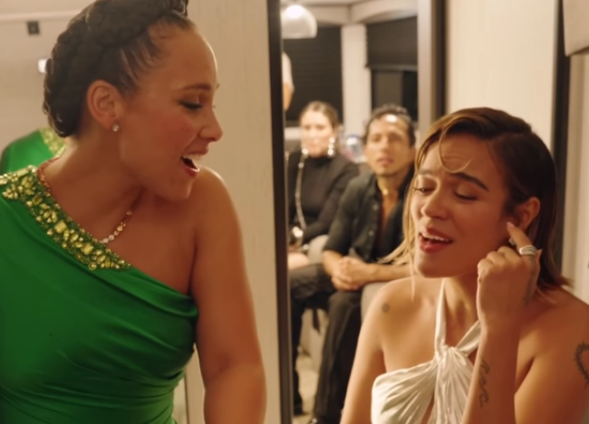 Karol G interpreta ‘Try Sleeping with a Broken Heart’ junto a Alicia Keys y así reacciona la colombiana