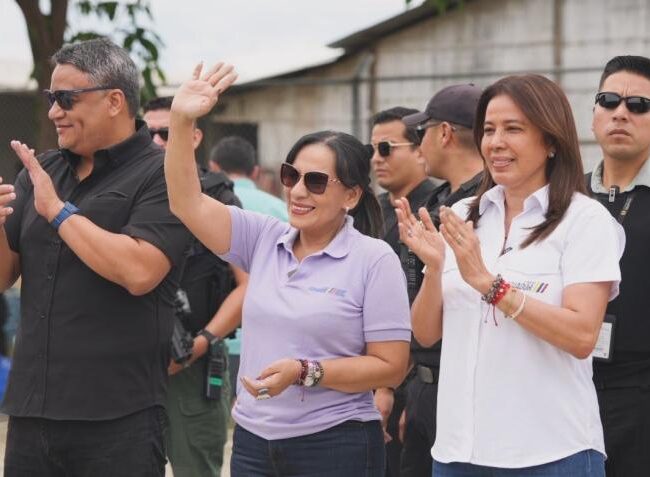 Vivienda en La Unión colapsa durante visita humanitaria de Zaida Rovira y Cynthia Gellibert