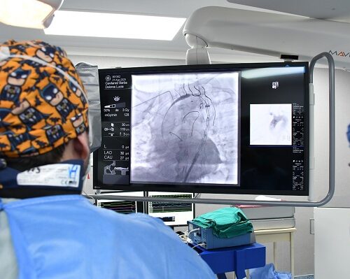 Gobierno del presidente Noboa invierte 4,7 millones en prótesis, endoprótesis e implantes corporales para el IESS