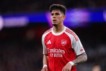 El Arsenal roza el título de la Premier League en una jornada con un blooper viral de Piero Hincapié.