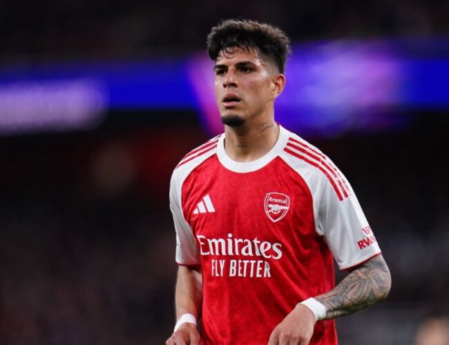 El Arsenal roza el título de la Premier League en una jornada con un blooper viral de Piero Hincapié.