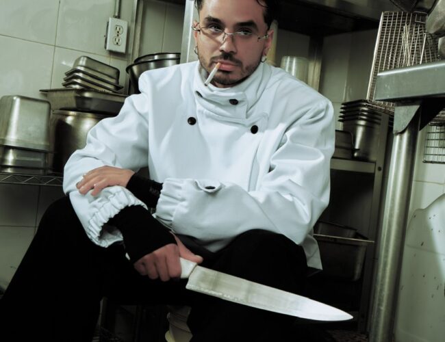 Álvaro Díaz estrena su concepto musical ‘OMAKASE’, un viaje sonoro dividido en alta cocina y sazón latina.