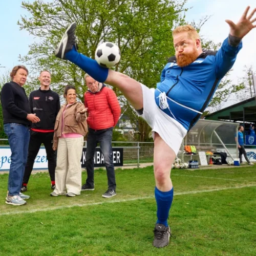¡Al ritmo de «Live Is Life»! Cadena deportiva revive el mítico calentamiento de Maradona para impulsar el fútbol amateur.