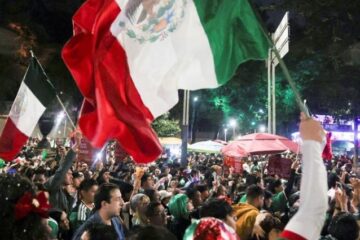 En la previa del decisivo encuentro entre Ecuador y México, un grupo de aficionados mexicanos protagonizó una curiosa escena al reunirse frente al hotel de concentración de la selección ecuatoriana.