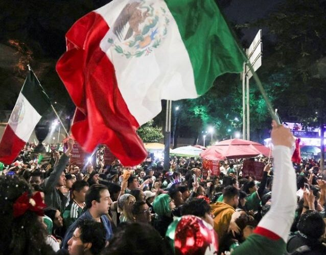 En la previa del decisivo encuentro entre Ecuador y México, un grupo de aficionados mexicanos protagonizó una curiosa escena al reunirse frente al hotel de concentración de la selección ecuatoriana.