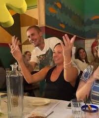 ¡El regalo de su vida! Justin Bieber sorprende a una fanática cantándole el «Feliz Cumpleaños» en un restaurante.