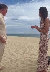 ¡Los nervios ganaron! Una romántica propuesta de matrimonio termina en un inesperado y divertido blooper.
