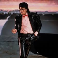 Un niño ha conquistado las redes sociales gracias a un video en el que demuestra su talento para el baile al ritmo del clásico “Billie Jean” de Michael Jackson, mientras se encontraba en una sala de juegos recreativos.