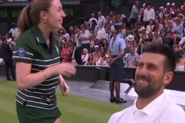 El tenista serbio Novak Djokovic protagonizó un divertido momento durante su partido de segunda ronda en Wimbledon, al hacerle una inesperada broma a una alcanzapelotas.