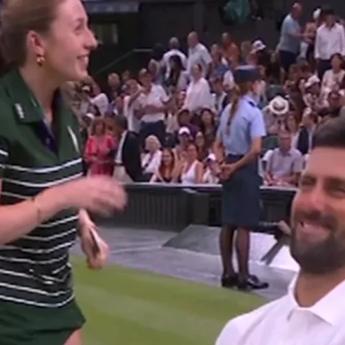 El tenista serbio Novak Djokovic protagonizó un divertido momento durante su partido de segunda ronda en Wimbledon, al hacerle una inesperada broma a una alcanzapelotas.
